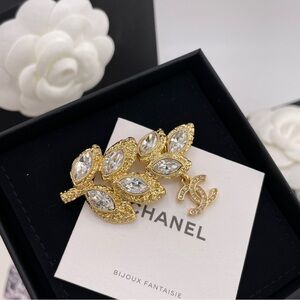 NWT CHANEL Gold-Tone Crystal Leaf Brooch with CC Logo